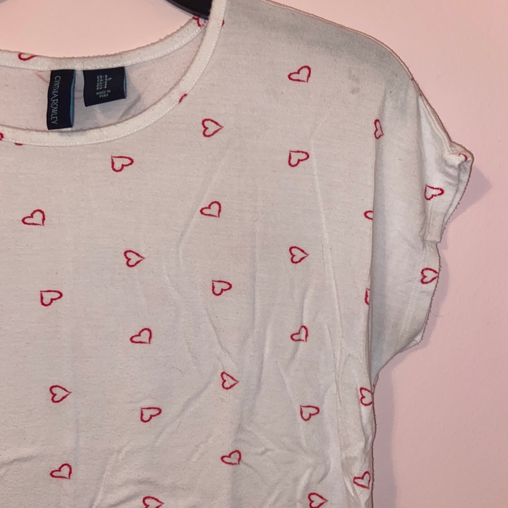 SOLD🌟white short sleeve top with red hearts